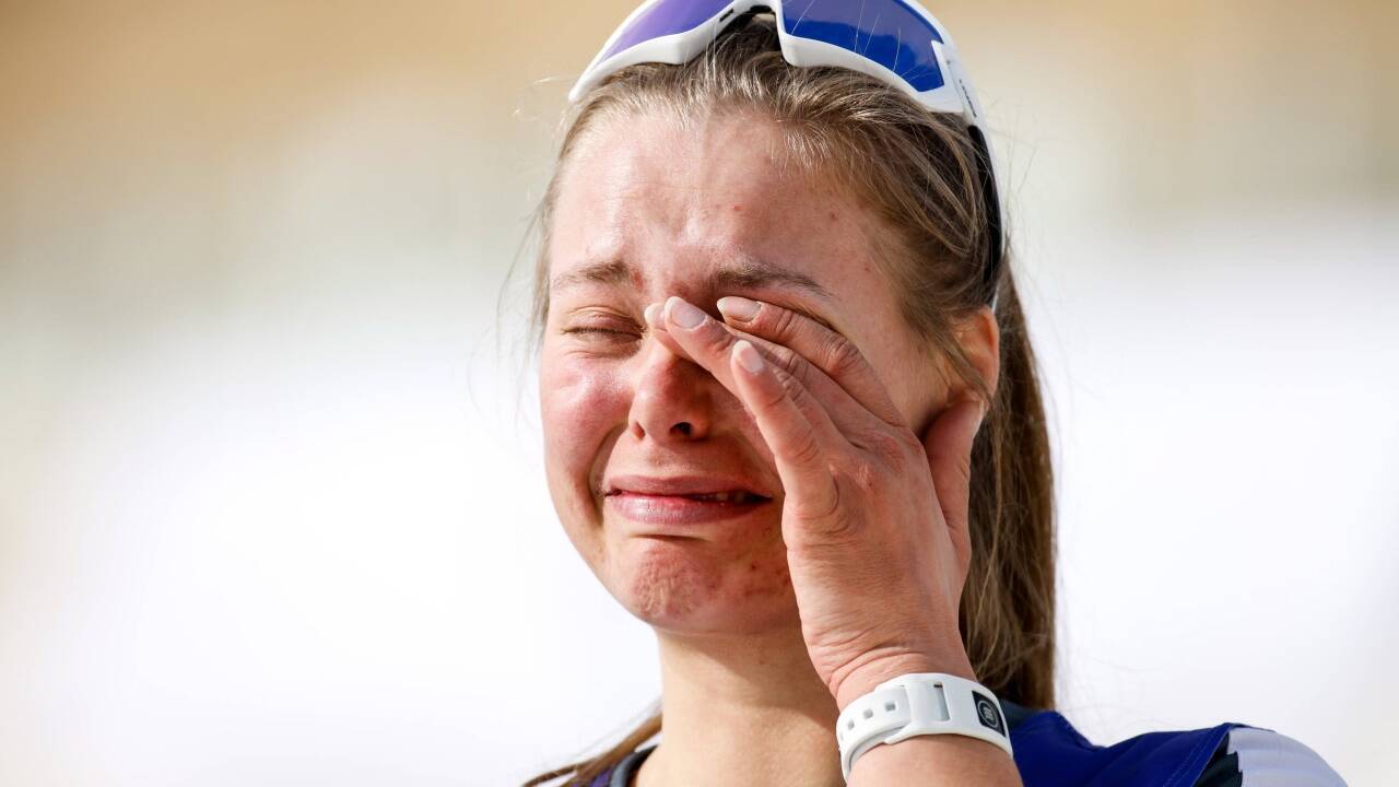 Freudentränen bei Carina Edlinger: Gold im Sprint bei den Paralympics in Peking.  