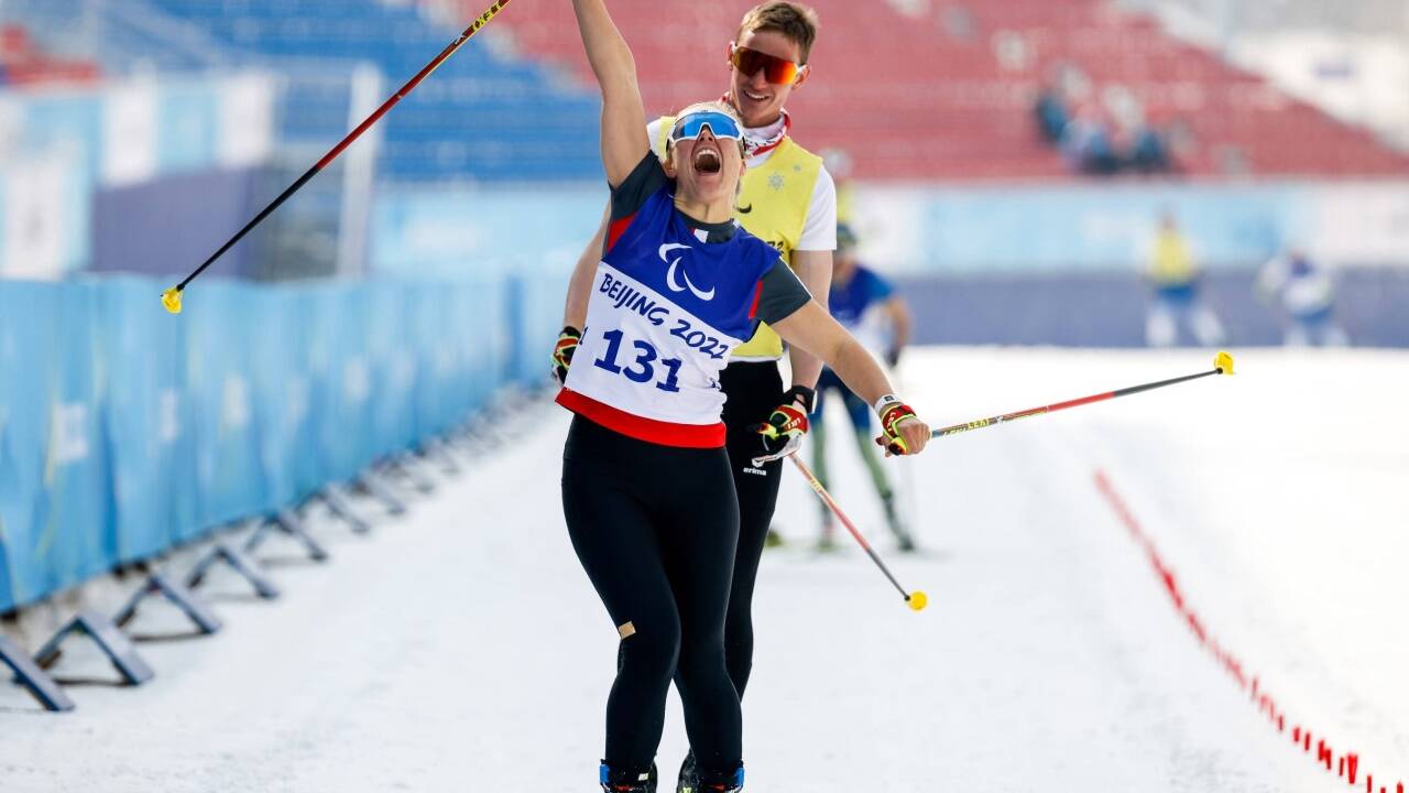 Carina Edlinger holt ihr erstes Paralympics-Gold. 