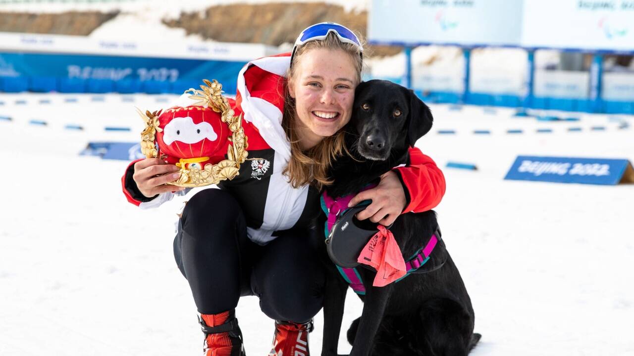 Carina Edlinger mit Partnerhund Riley, dem heimlichen Star im Paralympics-Dorf. 