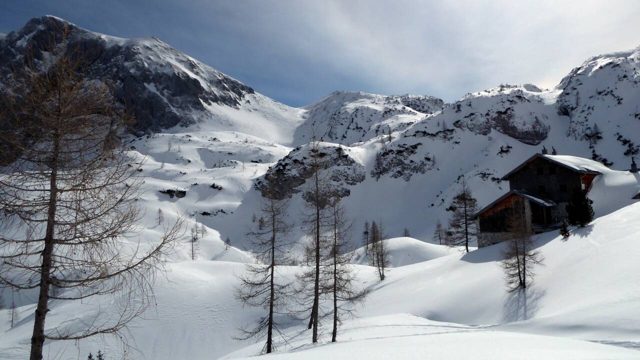 Vor der Laufener Hütte zweigt die Spur zum Edelweißkogel (M.) ab.   Vor der Laufener Hütte zweigt die Spur zum Edelweißkogel (M.) ab.