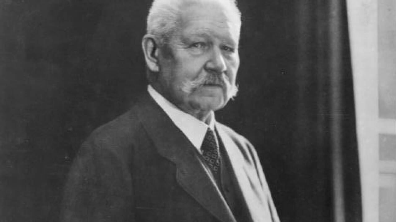 1932: Bei der Wahl des deutschen Reichspräsidenten verfehlt der von den demokratischen Parteien unterstützte Amtsinhaber Paul von Hindenburg mit 49,6 Prozent der Stimmen knapp die erforderliche absolute Mehrheit. Auf den NSDAP-Führer Adolf Hitler entfallen 30,1 Prozent, auf den KPD-Chef Ernst Thälmann 13,2 Prozent. Im zweiten Wahlgang am 10. April wird Hindenburg wiedergewählt. 1932: Bei der Wahl des deutschen Reichspräsidenten verfehlt der von den demokratischen Parteien unterstützte Amtsinhaber Paul von Hindenburg mit 49,6 Prozent der Stimmen knapp die erforderliche absolute Mehrheit. Auf den NSDAP-Führer Adolf Hitler entfallen 30,1 Prozent, auf den KPD-Chef Ernst Thälmann 13,2 Prozent. Im zweiten Wahlgang am 10. April wird Hindenburg wiedergewählt.
