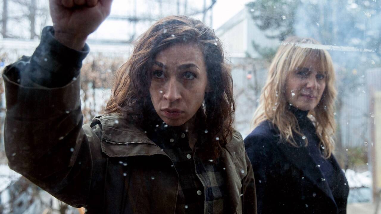 Auf Spurensuche bei einer Künstlerkommune: Tessa Ott (Carol Schuler) und Isabella Grandjean (Anna Pieri Zuercher). Auf Spurensuche bei einer Künstlerkommune: Tessa Ott (Carol Schuler) und Isabella Grandjean (Anna Pieri Zuercher).