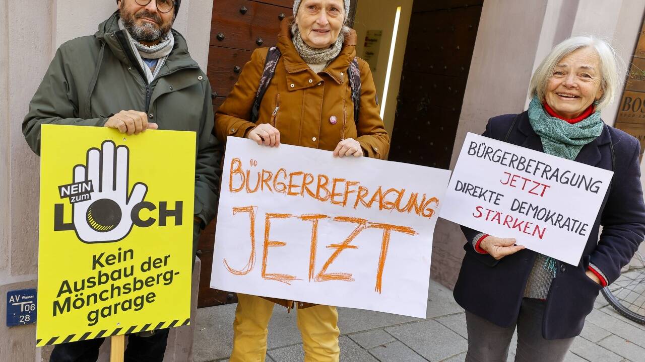 Initiativen haben in den vergangenen Wochen mehr als 5000 Unterschriften gegen den Ausbau der Mönchsberggarage gesammelt. Nun dürften sie mit ihrem Begehren Erfolg haben.   Initiativen haben in den vergangenen Wochen mehr als 5000 Unterschriften gegen den Ausbau der Mönchsberggarage gesammelt. Nun dürften sie mit ihrem Begehren Erfolg haben.