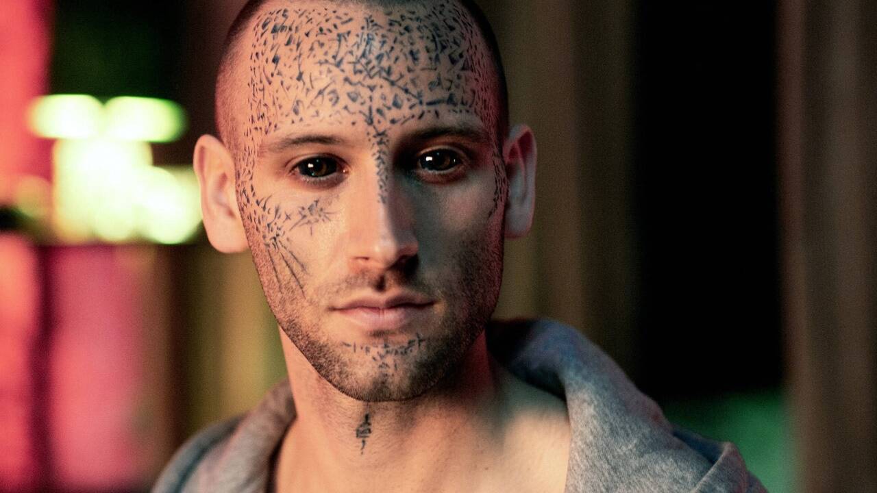 Setzt sich mit seinen inneren Dämonen auseinander: Kommunarde und „Kunstobjekt“ Shin (Tim Borys). Setzt sich mit seinen inneren Dämonen auseinander: Kommunarde und „Kunstobjekt“ Shin (Tim Borys).