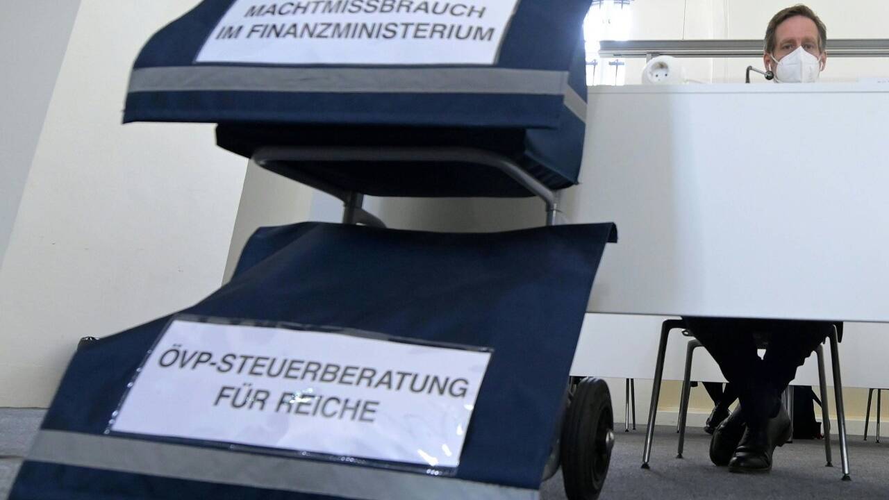 Wenn Politkommissare aus dem Vorzimmer des Ministers heraus versuchen, einem Millionär steuerliche Vorteile zuzuschanzen oder Parteifreunde mit wohldotierten Posten zu versorgen, kann von rechtsstaatlichen Verhältnissen nicht mehr wirklich die Rede sein. 