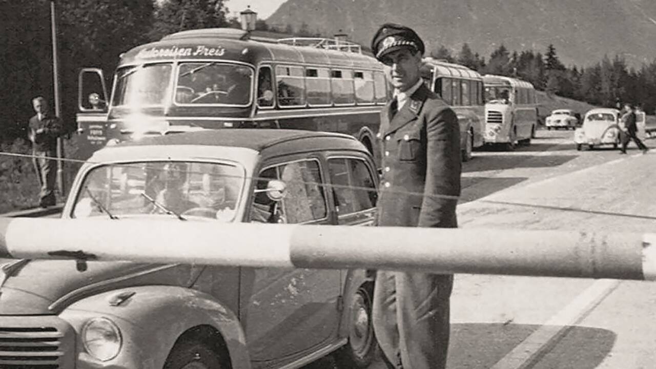  Alltag der Zollbeamten am Grenzübergang Walserberg. Wenige Kilometer entfernt wurde nach dem zweiten Weltkrieg im großen Stil Kaffee und Zigaretten über die deutsch-österreichische Grenze geschmuggelt. 