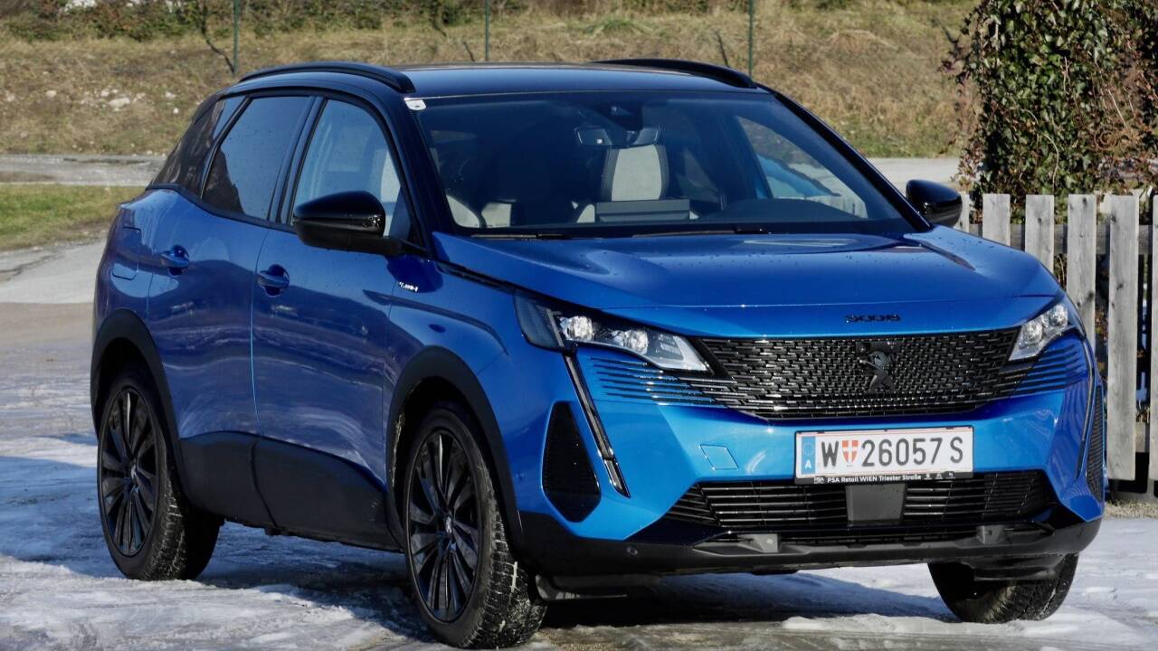 Blauer Blitz: der Peugeot 3008 als Plug-in-Hybrid.  Blauer Blitz: der Peugeot 3008 als Plug-in-Hybrid.
