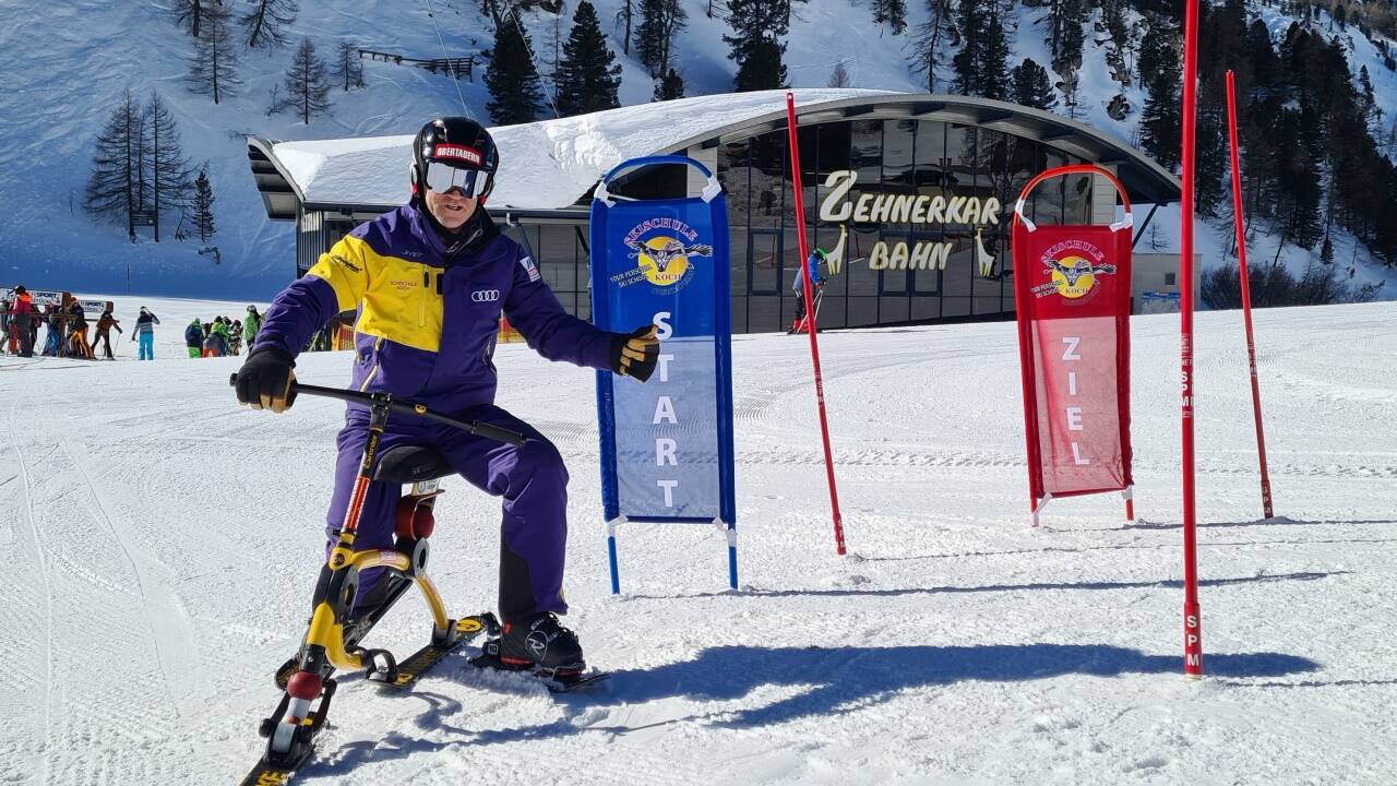Hermann Koch mit seinem Snowbike.  