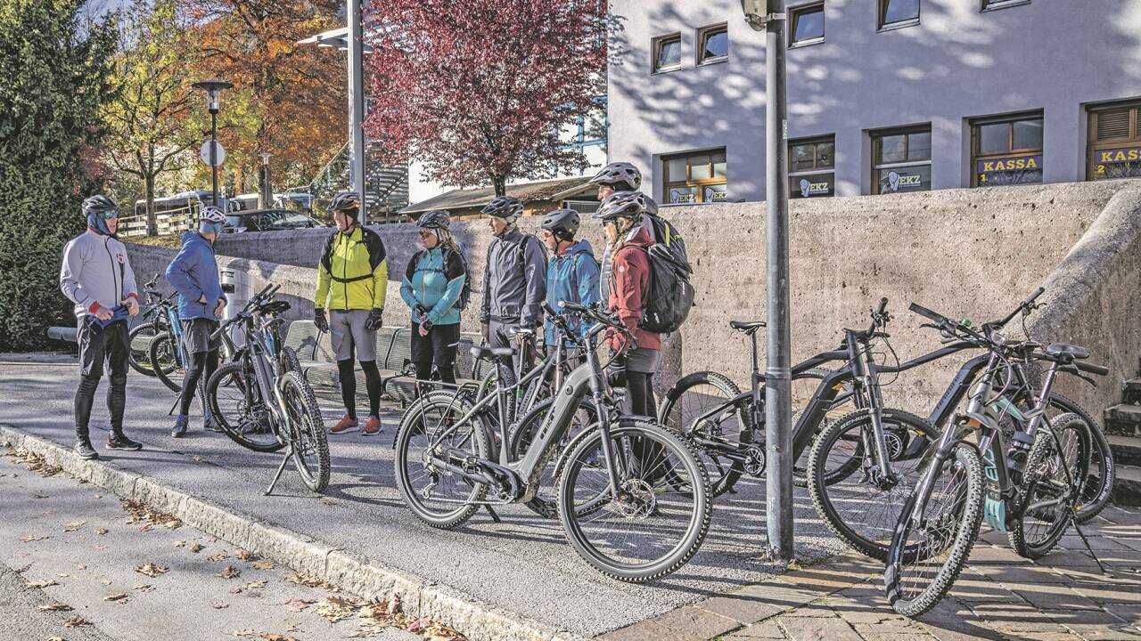 In Zell am See starten die Bike-Touren nach Bad Reichenhall vor der Eishalle. Zurück geht’s ganz bequem mit einem Elektrobus.  