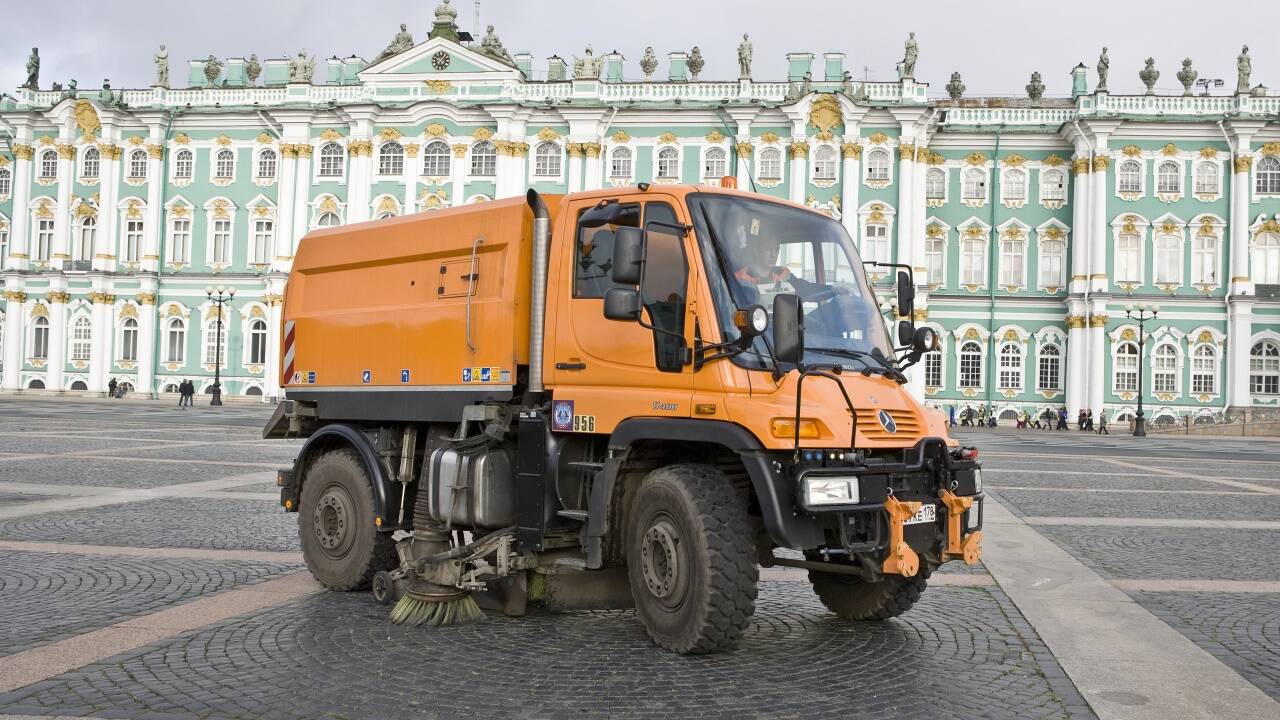 Straßenhygiene à la Trilety: Ein Kehrmaschinenaufbau ist ab 50.000 Euro zu haben. Im Bild ein Fahrzeug in St. Petersburg.  