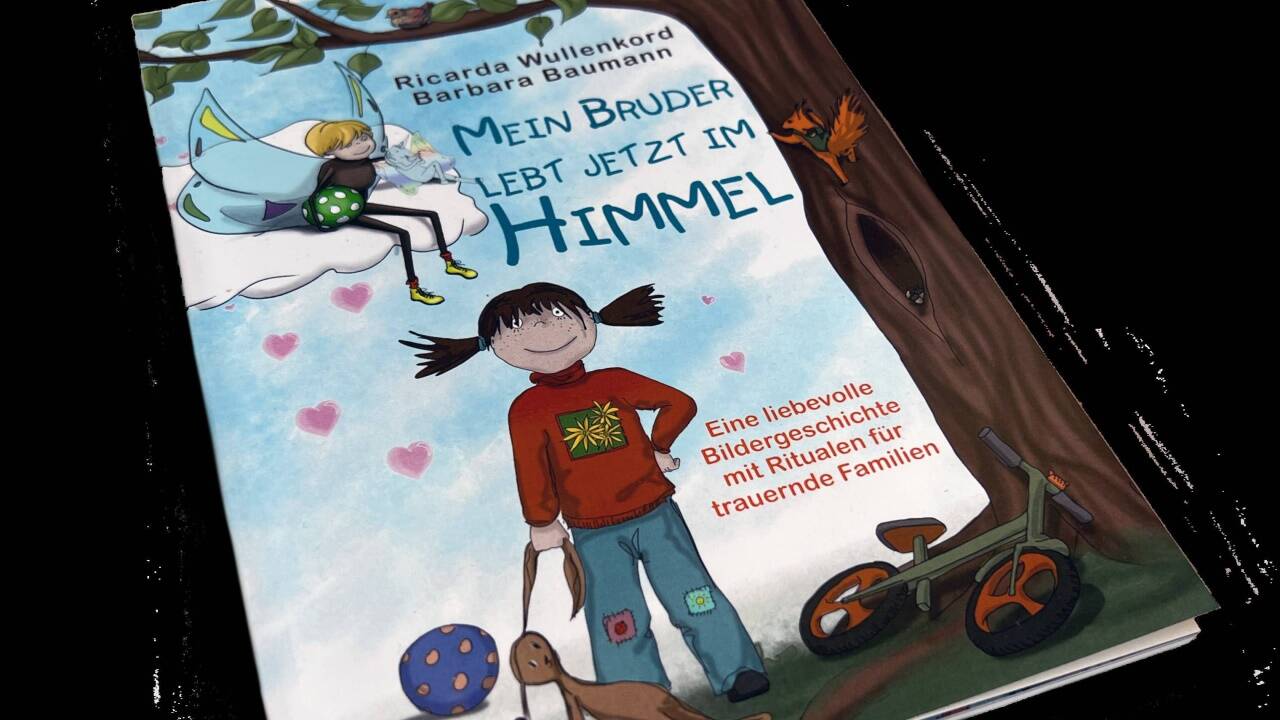 Die Illustrationen zum Buch „Mein Bruder lebt jetzt im Himmel“ aus dem Riedenburg Verlag stammen von Barbara Baumann. 