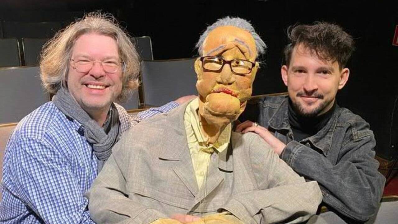 Simon Meusburger (l.) und Nikolaus Habjan (r.) mit der Puppe von Friedrich Zawrel 