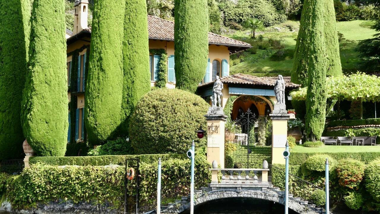 Wer von der Wasserseite kommt, dem erschließt sich so mancher Blick auf verwunschene Villen.  