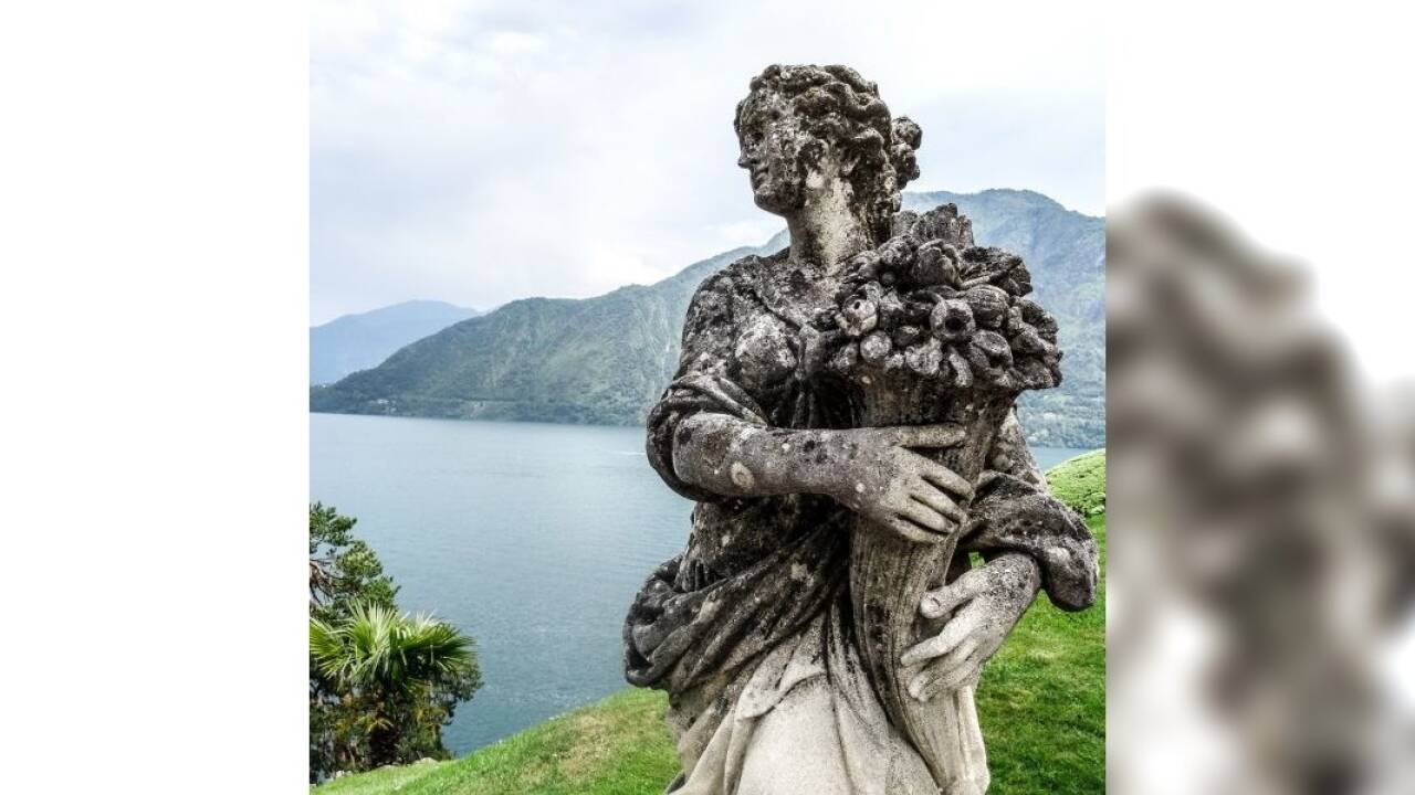 Skulptur im Garten der Villa del Balbaniello. 