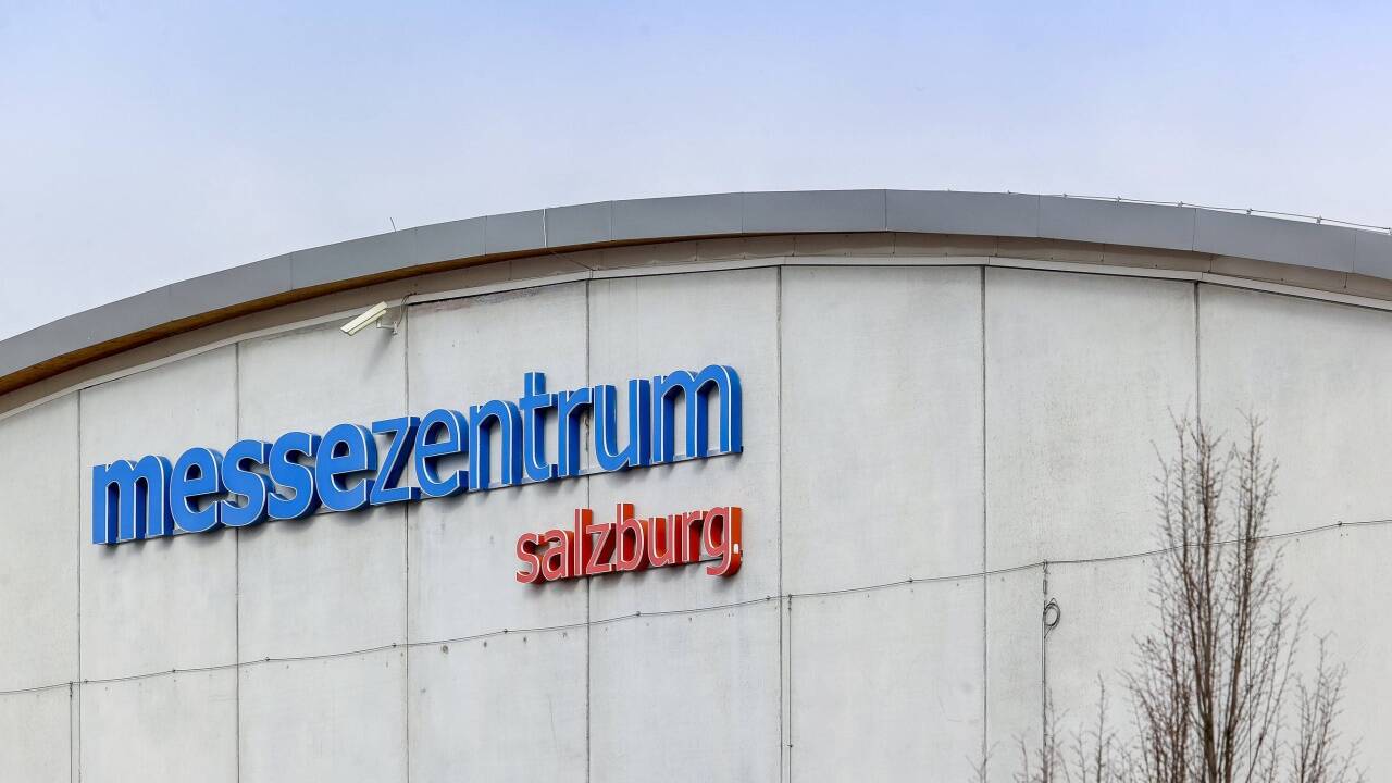 Die Halle 4 beim Salzburger Messezentrum wird seit der Vorwoche als zentraler Ankunftsort für Flüchtlinge genutzt. Die angrenzenden Hallen 3 und 5 sollen nun zumindest vorübergehend als Großquartiere dienen. 
