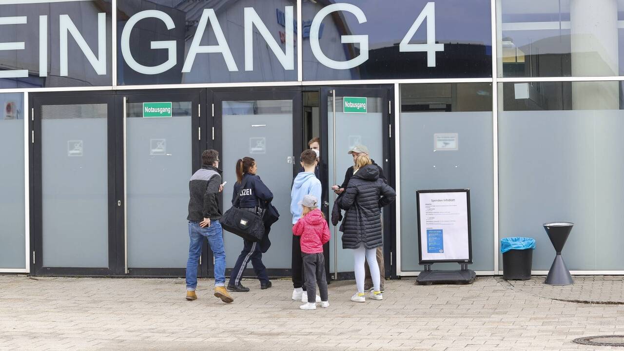 Die Halle 4 beim Salzburger Messezentrum wird seit der Vorwoche als zentraler Ankunftsort für Flüchtlinge genutzt. Die angrenzenden Hallen 3 und 5 sollen nun zumindest vorübergehend als Großquartiere dienen. 