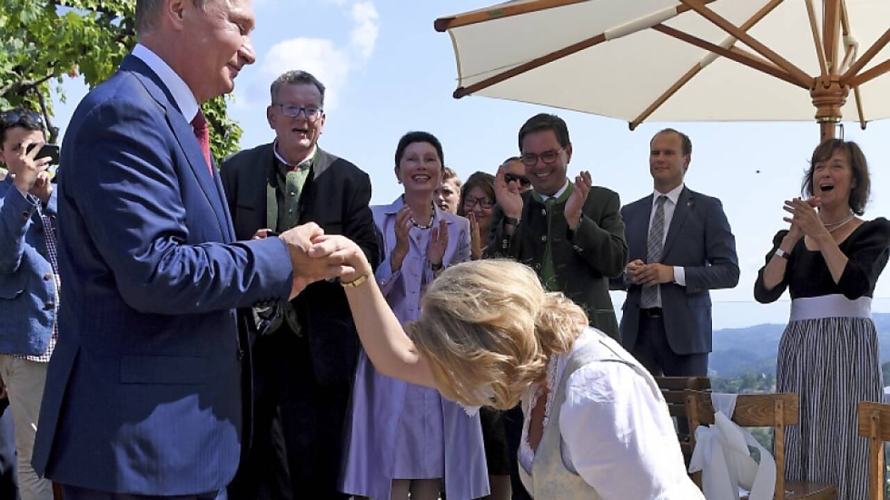 Putin soll Kneissl wertvollen Schmuck geschenkt haben 