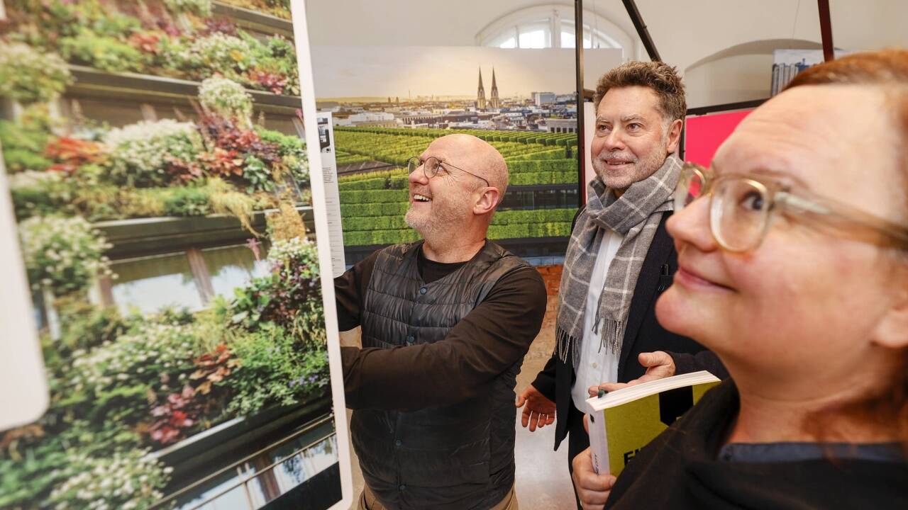 Roman Höllbacher von der Initiative Architektur (Mitte) mit Rudi Scheuermann und Hilde Strobl, die die Ausstellung im Architekturhaus Salzburg kuratieren.   Roman Höllbacher von der Initiative Architektur (Mitte) mit Rudi Scheuermann und Hilde Strobl, die die Ausstellung im Architekturhaus Salzburg kuratieren.