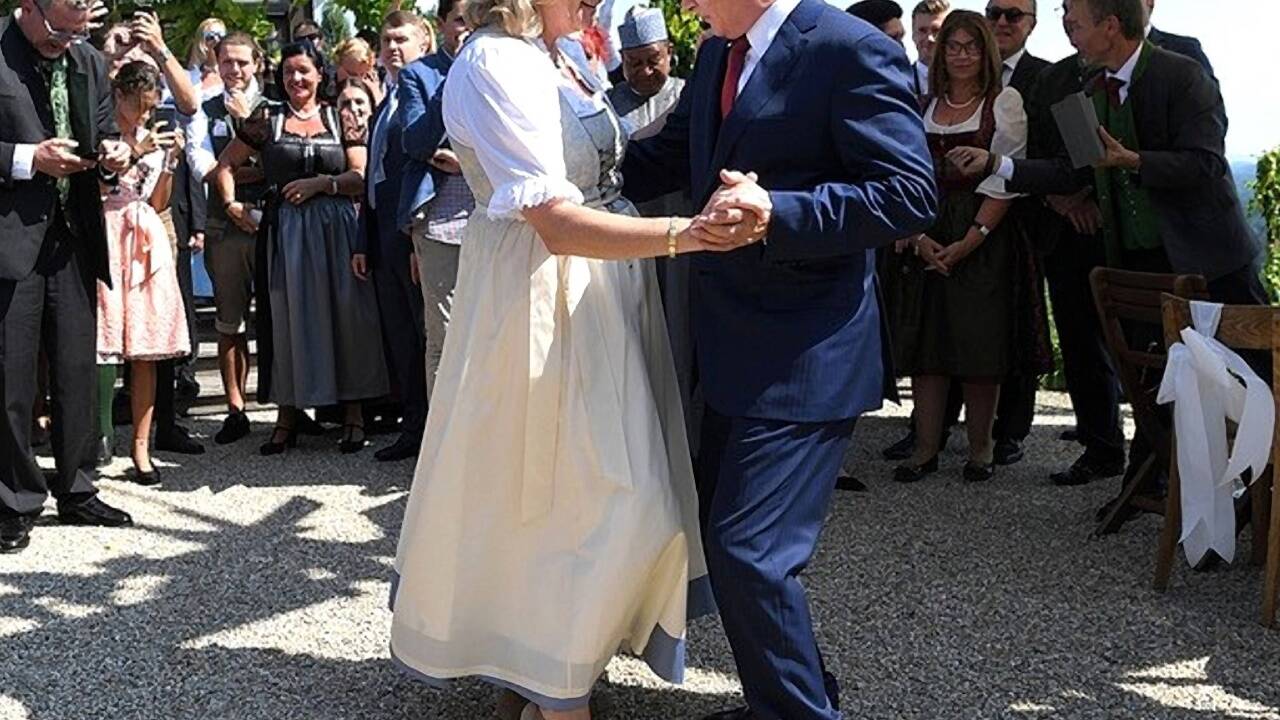 Karin Kneissl, damals Außenministerin, bei ihrer Hochzeit 2018 mit dem russischen Präsidenten Wladimir Putin.  