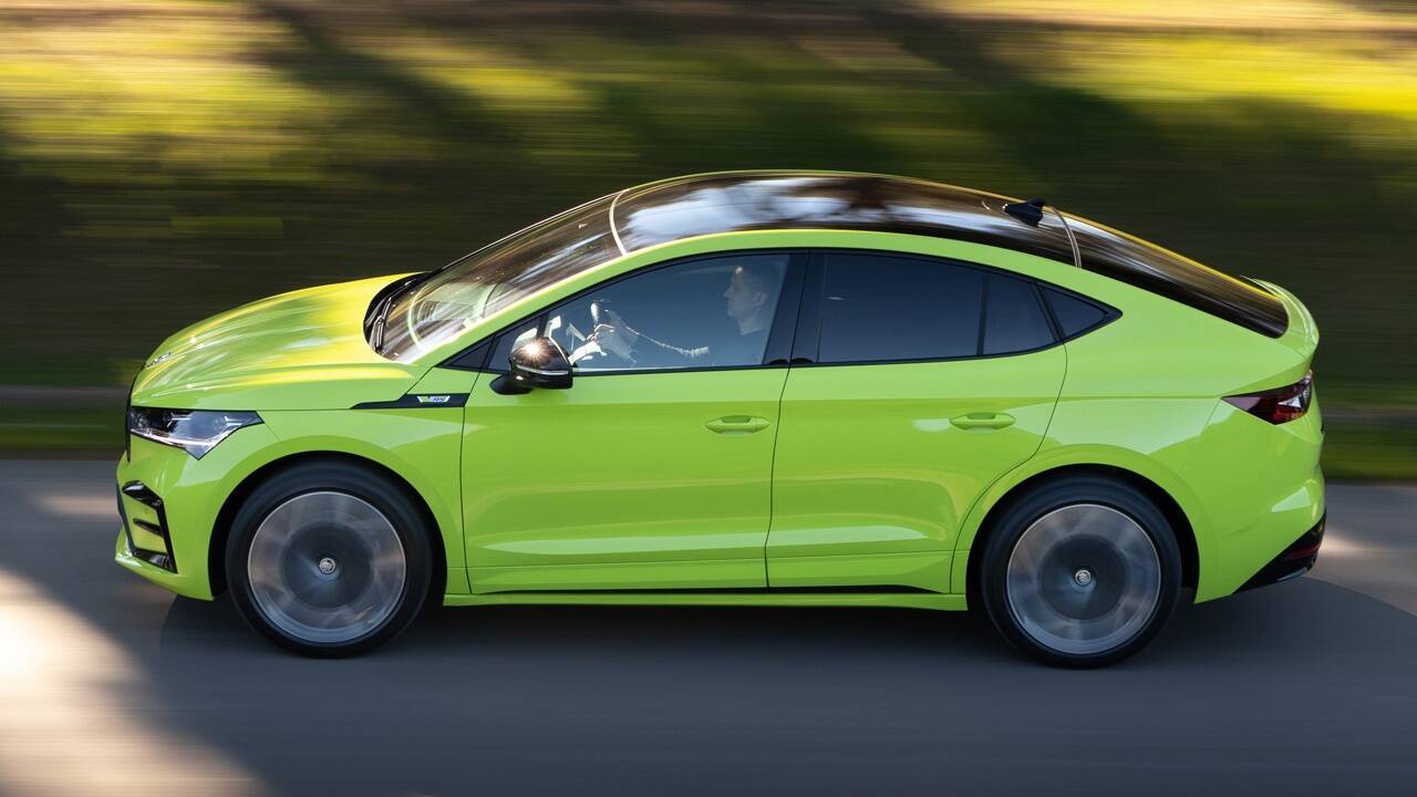 Die Seitenansicht schmeichelt dem 2,3 Tonnen schweren Škoda Enyaq Coupé iV. 