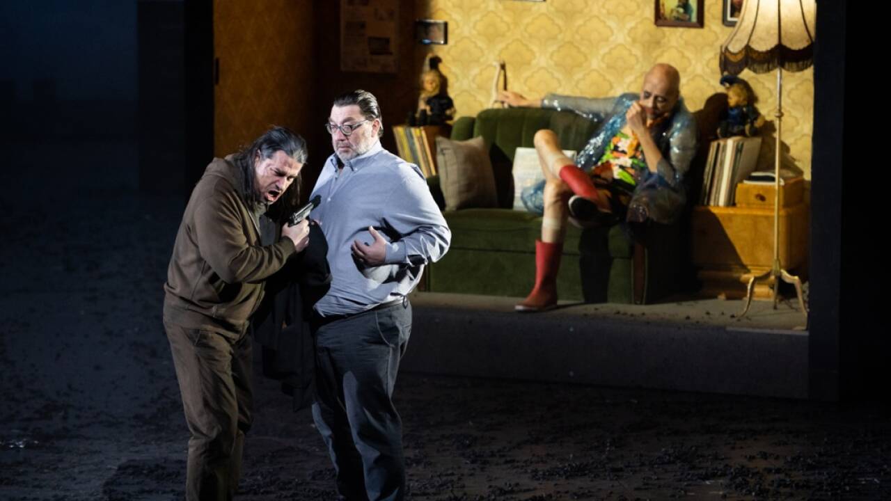 „Rigoletto“ im Plattenbau: Dalibor Jenis in der Titelrolle mit Heiko Pinkowski als stummem Doppelgänger. „Rigoletto“ im Plattenbau: Dalibor Jenis in der Titelrolle mit Heiko Pinkowski als stummem Doppelgänger.