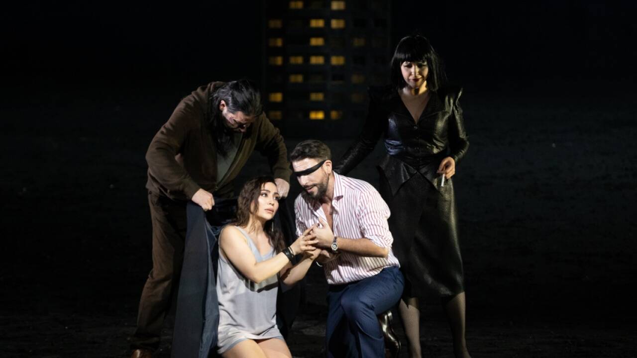 Dalibor Jenis als Rigoletto, Nina Minasyan als Gilda, Enea Scala als Duca und Agata Schmidt als Maddalena. Dalibor Jenis als Rigoletto, Nina Minasyan als Gilda, Enea Scala als Duca und Agata Schmidt als Maddalena.