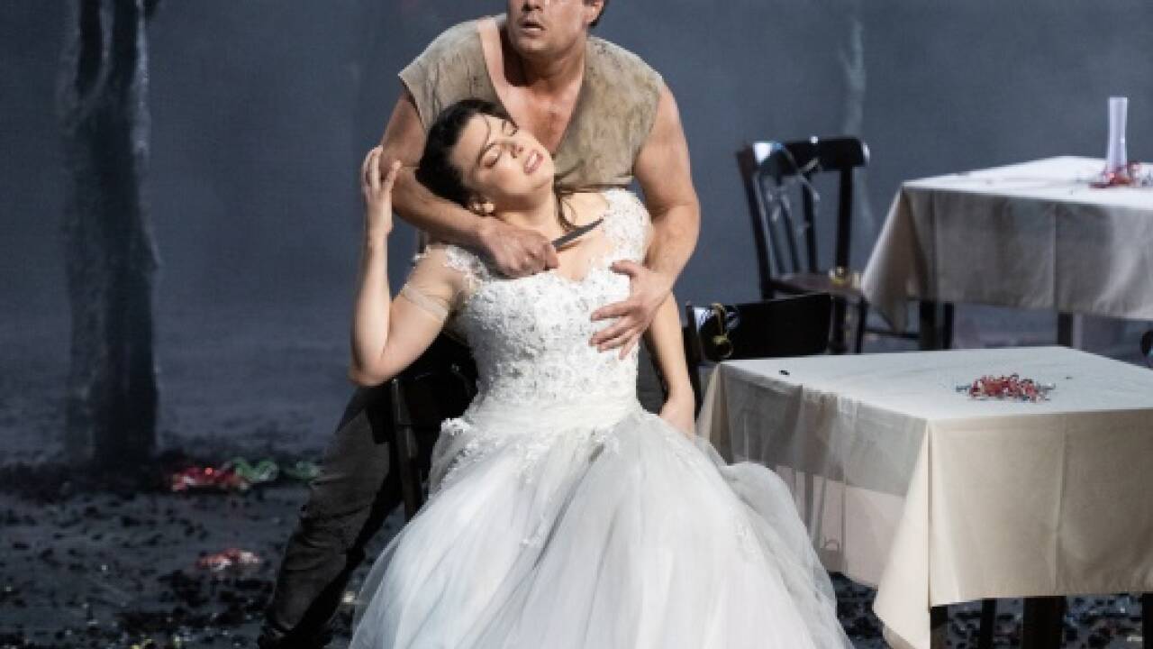 „Irrelohe“ mit Julian Orlishausen als Peter und Ambur Braid als Eva. „Irrelohe“ mit Julian Orlishausen als Peter und Ambur Braid als Eva.