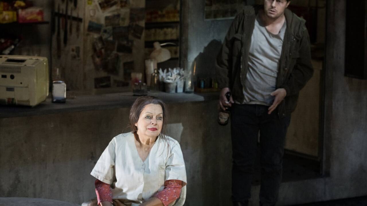 „Irrelohe“: Lioba Braun als Lola, Julian Orlishausen als Peter. „Irrelohe“: Lioba Braun als Lola, Julian Orlishausen als Peter.