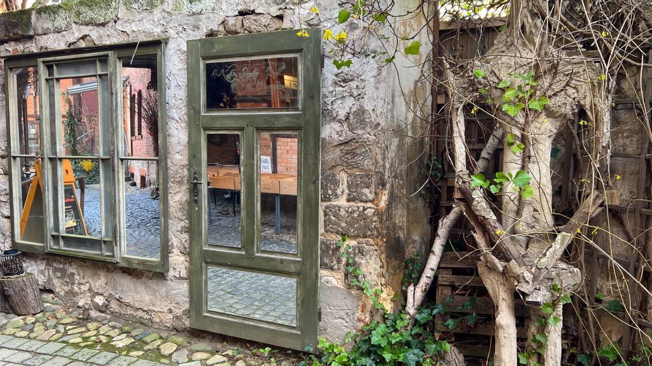 Ein neuer Ausblick: Alte Türen und Fenster mit Spiegeln .  