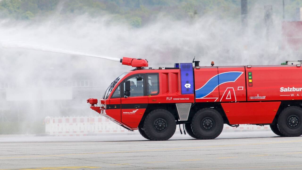 Die Betriebsfeuerwehr des Salzburger Flughafens: Mittlerweile wird nur noch mit Wasser geübt. Doch bis 2018 kam fallweise auch Löschschaum zum Einsatz. Und der hat das Grundwasser verunreinigt.  