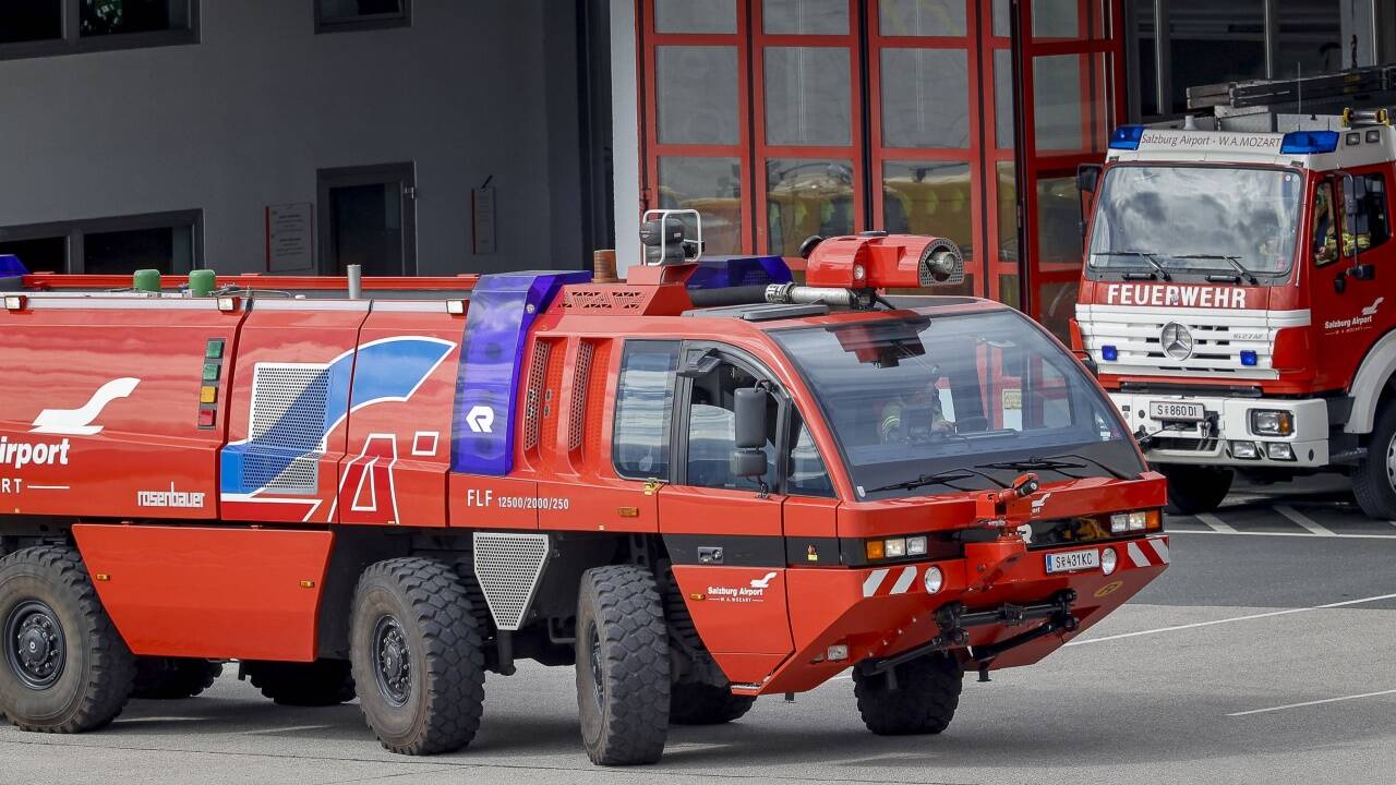 Die Betriebsfeuerwehr des Salzburger Flughafens: Mittlerweile wird nur noch mit Wasser geübt. Doch bis 2018 kam fallweise auch Löschschaum zum Einsatz. Und der hat das Grundwasser verunreinigt.  
