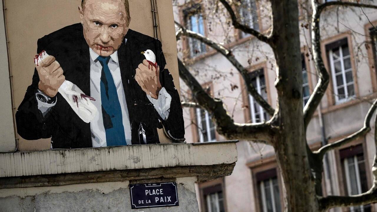 Der russische Präsident mit einer geköpften Friedenstaube: Ein Graffito von Wladimir Putin auf dem Place de la Paix,dem Friedensplatz in Lyon.   Der russische Präsident mit einer geköpften Friedenstaube: Ein Graffito von Wladimir Putin auf dem Place de la Paix,dem Friedensplatz in Lyon.