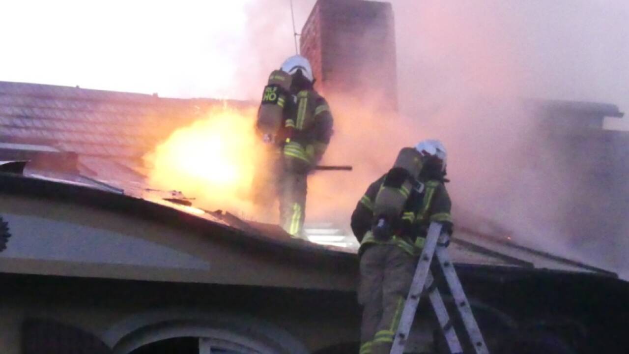 Zwei Personen von Feuerwehr gerettet 