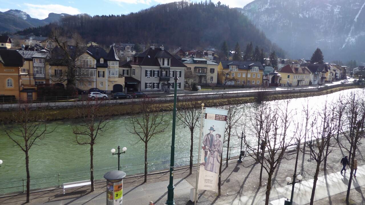 Der Blick vom sehenswerten Stadtmuseum über die Esplanade und die Traun zum Siriuskogel.  Der Blick vom sehenswerten Stadtmuseum über die Esplanade und die Traun zum Siriuskogel.