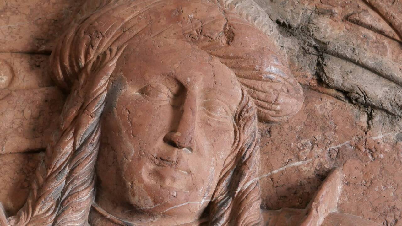 Detail der Bildhauerarbeit.  