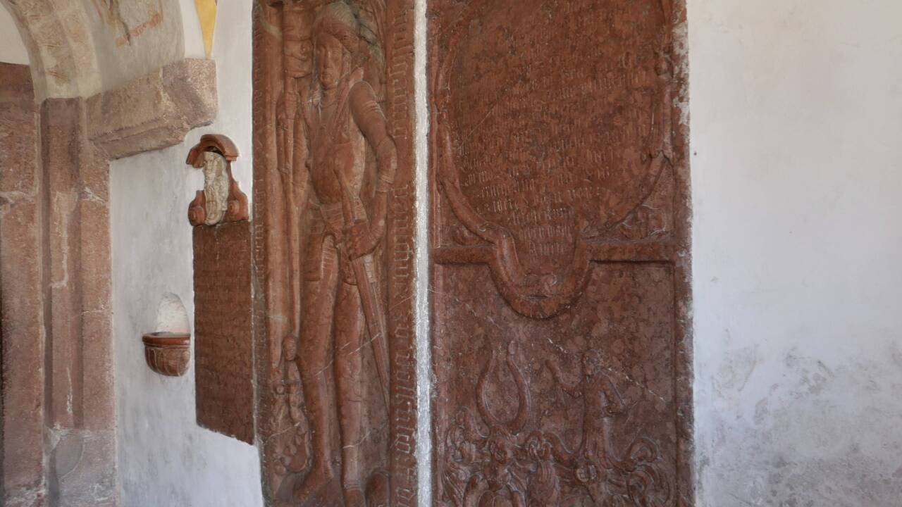 Blick in die Turmhalle beim Westportal der Pfarrkirche Kuchl.  