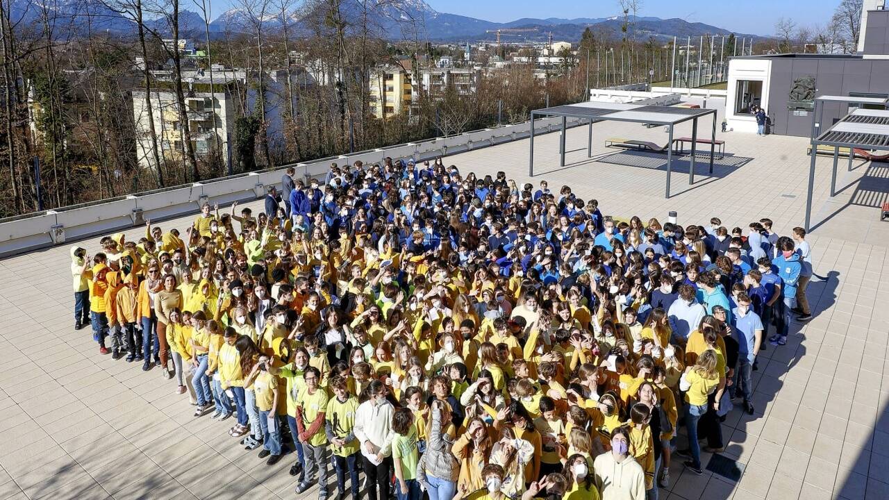 Die 500 Mädchen und Burschen aus dem AkadGym in Salzburg formierten sich am Donnerstag vor der Schule zur ukrainischen Nationalflagge.  