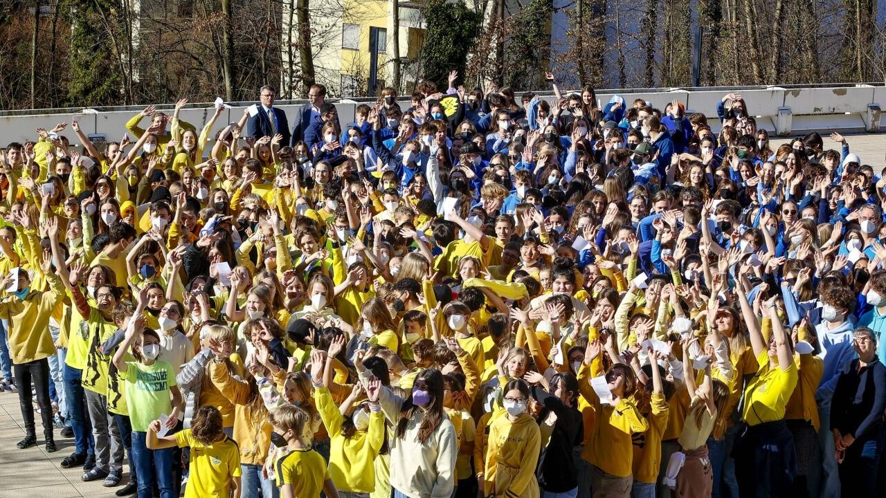 Die 500 Mädchen und Burschen aus dem AkadGym in Salzburg formierten sich am Donnerstag vor der Schule zur ukrainischen Nationalflagge.  