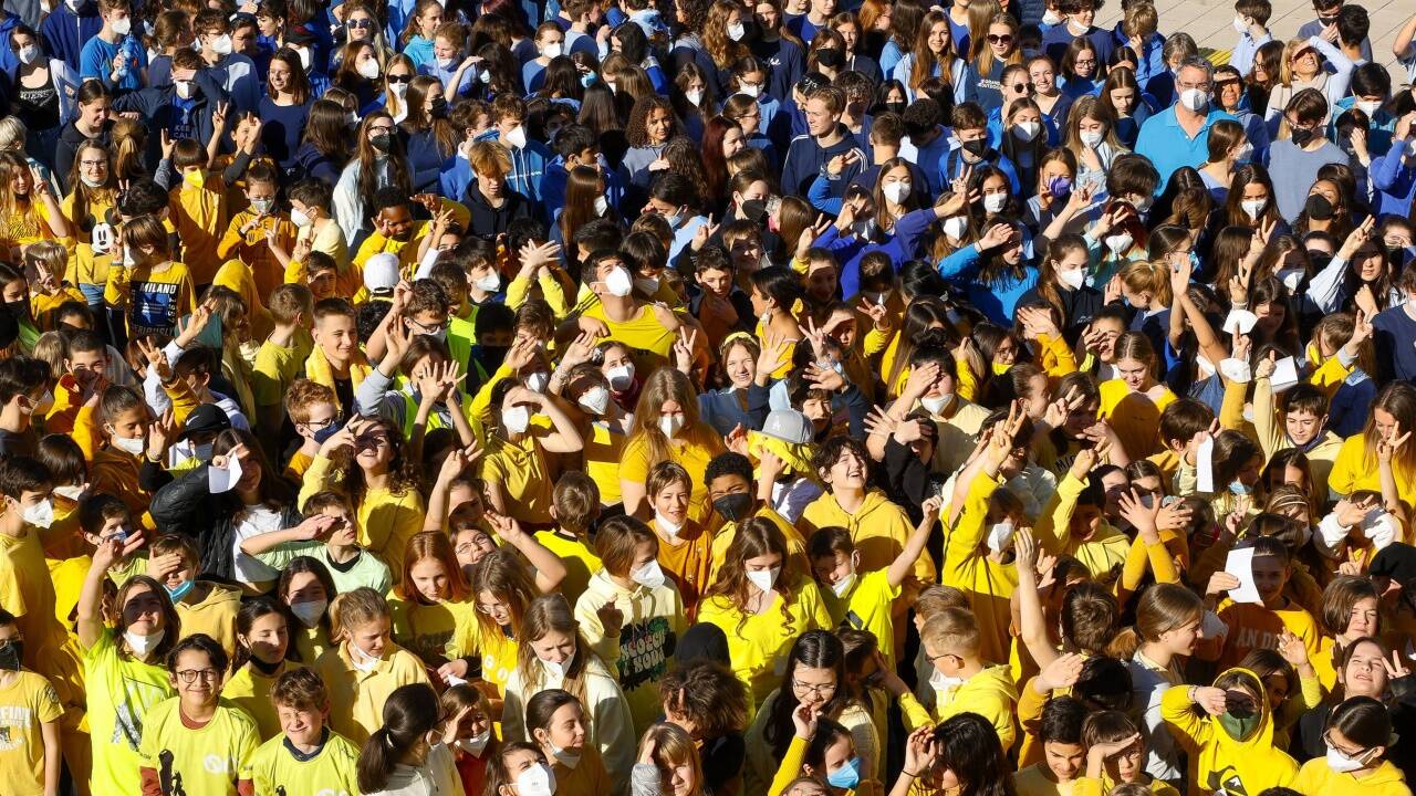 Die 500 Mädchen und Burschen aus dem AkadGym in Salzburg formierten sich am Donnerstag vor der Schule zur ukrainischen Nationalflagge.  
