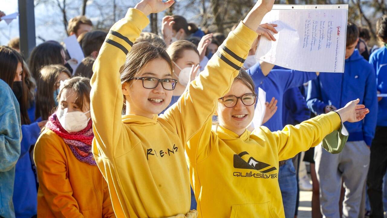 Die Schülerinnen und Schüler sangen im Chor das Lied „We Are the World“.  