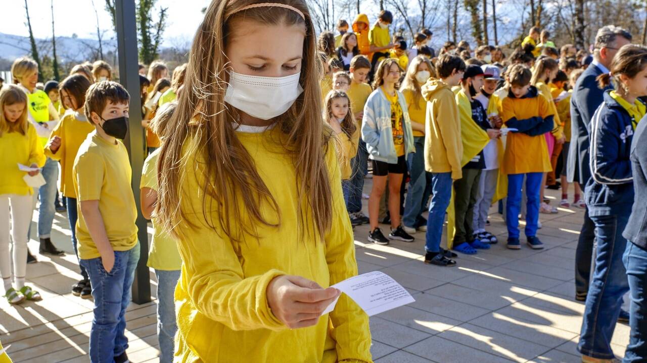Die Schülerinnen und Schüler sangen im Chor das Lied „We Are the World“.  