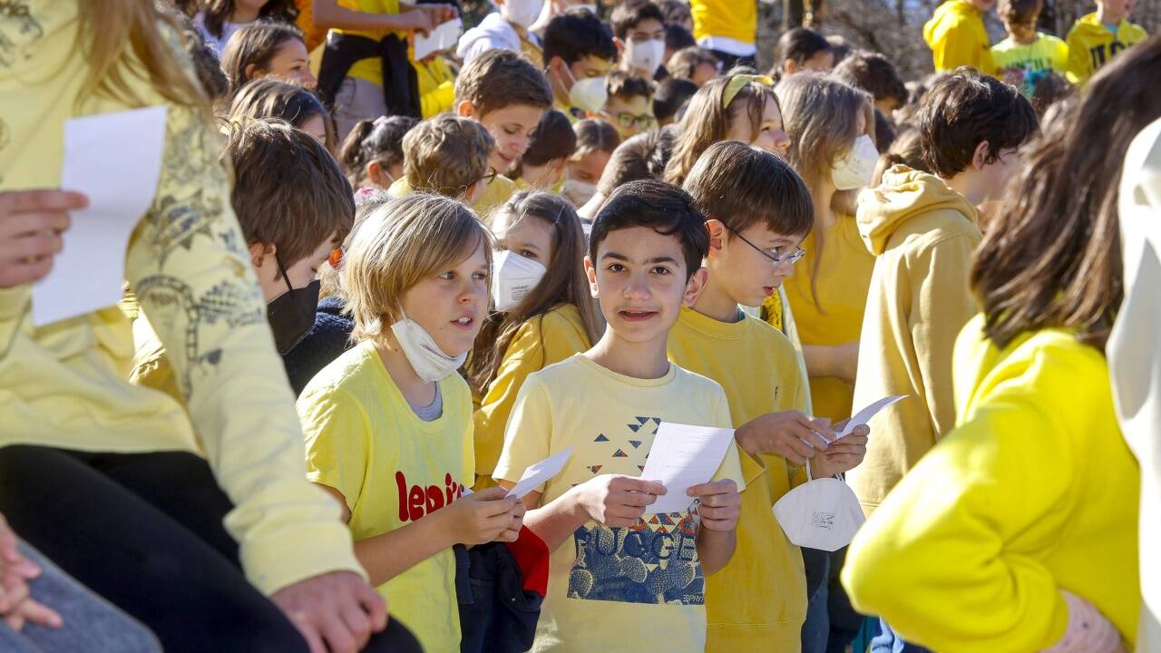 Die Schülerinnen und Schüler sangen im Chor das Lied „We Are the World“.  