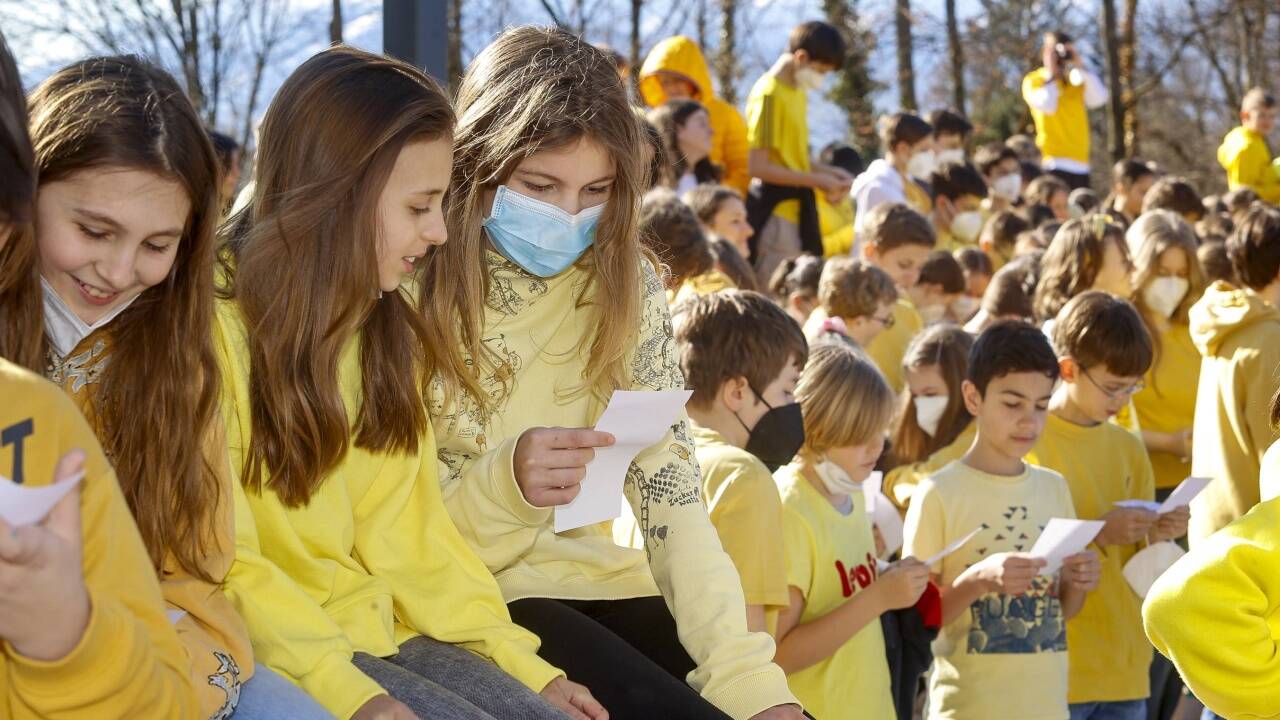 Die Schülerinnen und Schüler sangen im Chor das Lied „We Are the World“.  
