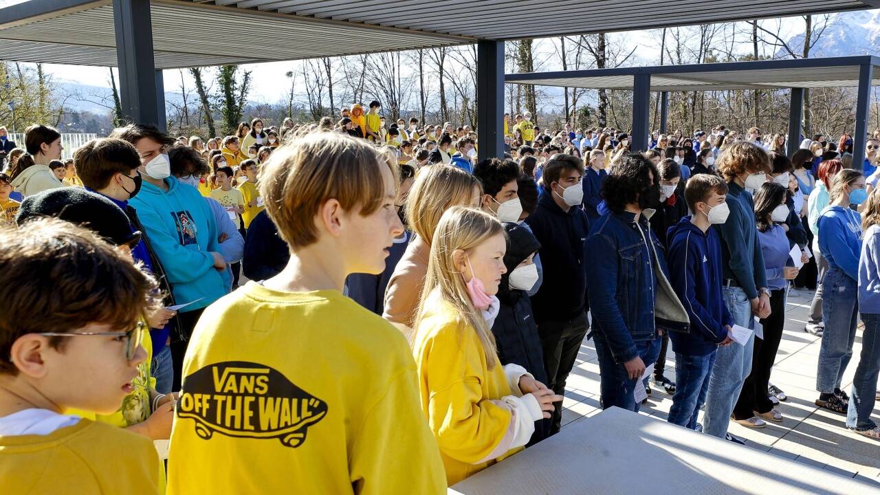 Die 500 Mädchen und Burschen aus dem AkadGym in Salzburg formierten sich am Donnerstag vor der Schule zur ukrainischen Nationalflagge.  