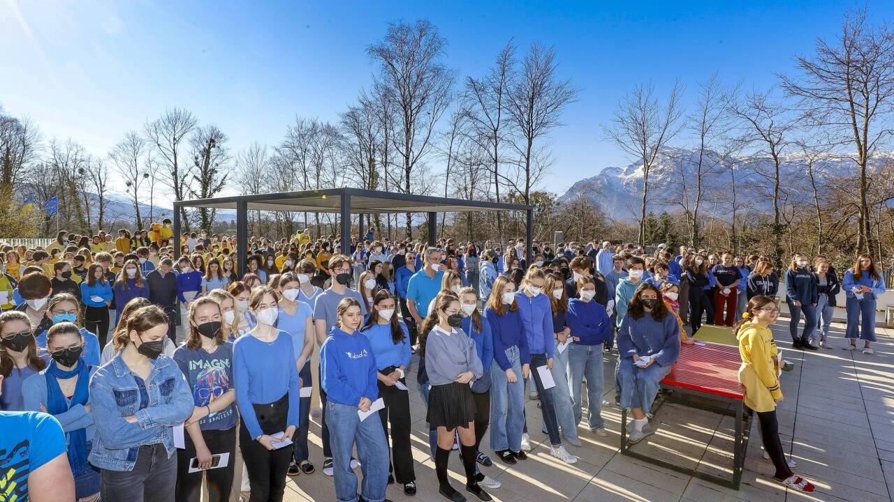 Blau ist am Akademischen Gymnasium die Schulfarbe.  