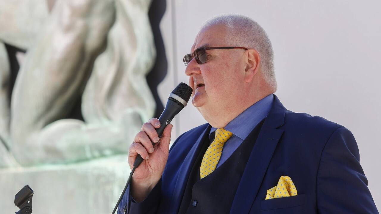 Direktor Klaus Schneider bei seiner Ansprache. Auch er hat sich in Blau-Gelb gekleidet.  
