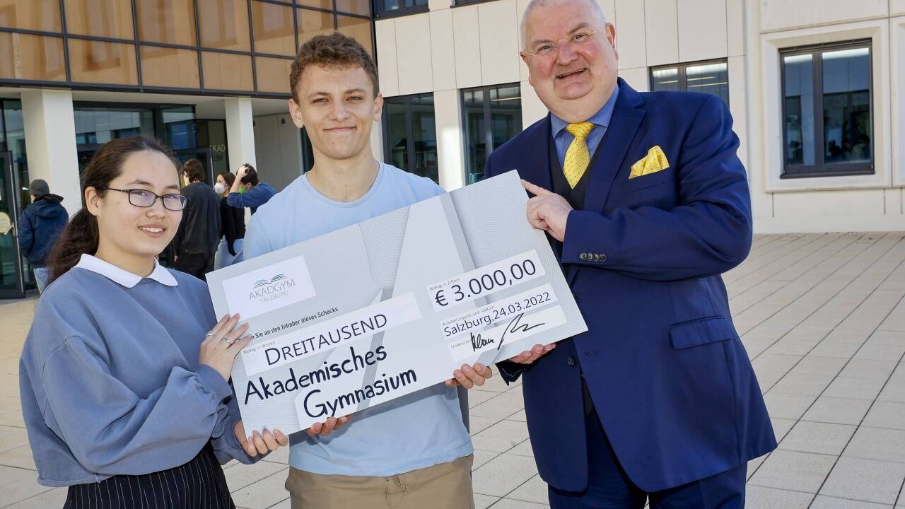 Die Schülerinnen und Schüler spenden für Nachbar in Not 3000 Euro. Im Bild Direktor Klaus Schneider mit Schulsprecher Florian Anzböck und seiner Stellvertreterin Lea Hagivara.  