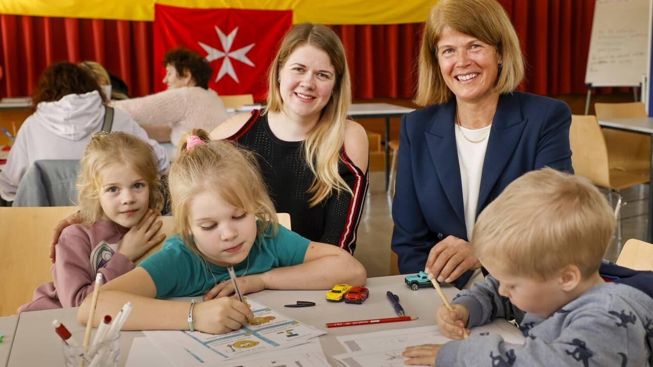 Lehrerin Maria Herzog von der BAfEP (rechts) mit einer ukrainischen Mutter und ihren drei Kindern.  