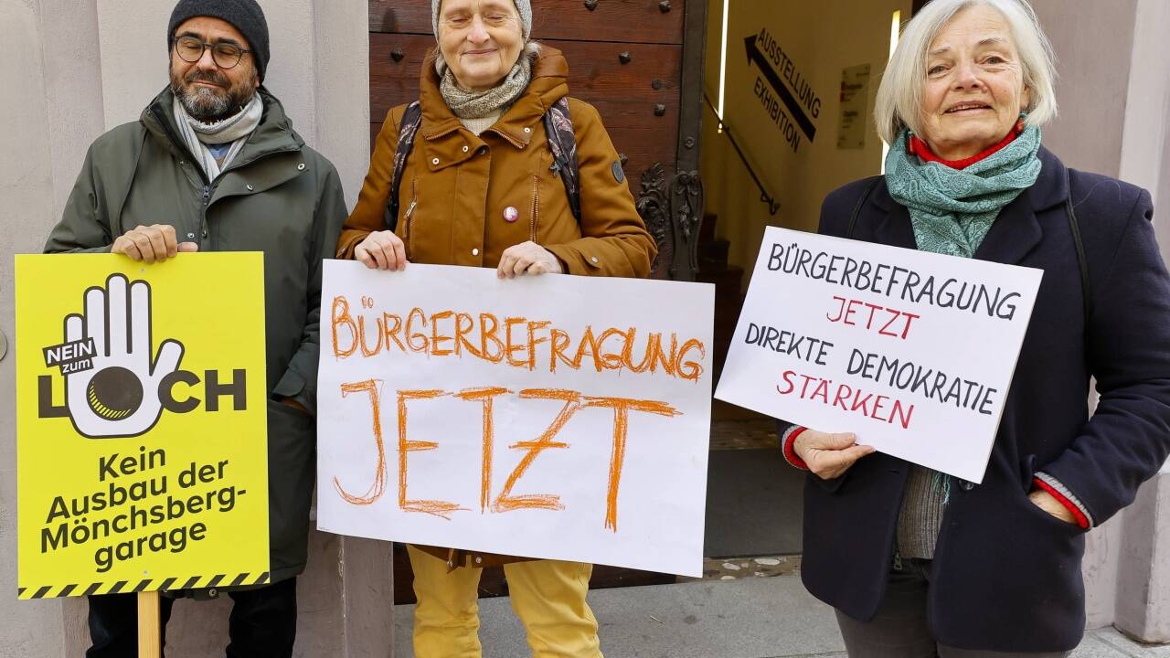 Der Widerstand gegen das Garagenprojekt ist groß. Initiativen verlangen eine Bürgerbefragung, bevor es zum Baustart kommt.  