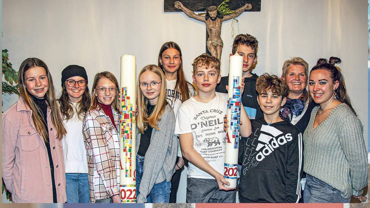 Religionslehrerin Irene Aster (2. v. r.) hat zusammen mit den Jugendlichen und den beiden Leiterinnen der Firmgruppen, Theresa Kaml (r.) und Sophia Aster (2. v. l.), die Osterkerzen für die Pfarrkirchen in Wagrain und Kleinarl gestaltet. 